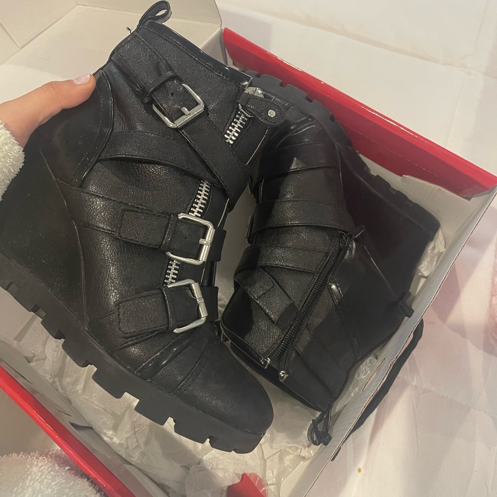 Black Guess wedges
